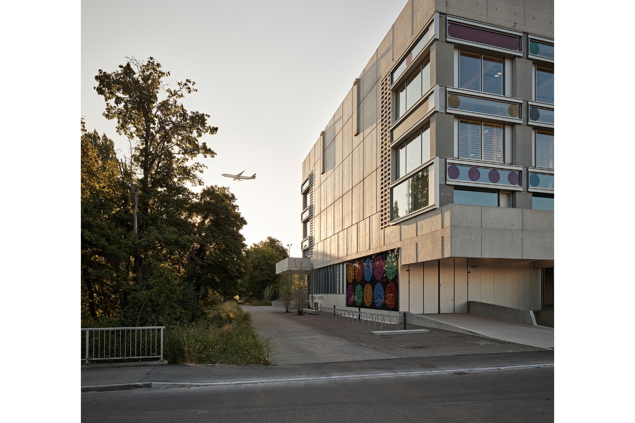 Eingang zur Sporthalle der Primarschule Auzelg (Bild: Roland Bernath, Zürich)